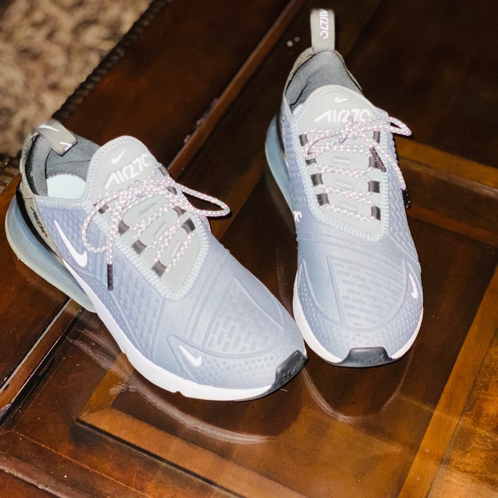 WOMEN'S NIKE AIR MAX 270
